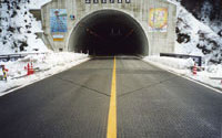 輪島道路のトンネルの出入り口で採用された、乾式グルービング施工完成風景